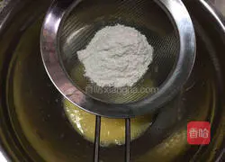 Illustration of how to make six-inch chiffon cake 4