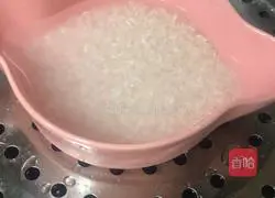 Illustration of how to make steamed rice with sausage and meatloaf 2