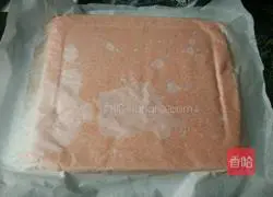 Illustration of how to make red yeast powder jam cake roll 11