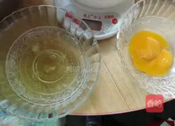 Illustration of how to make raisin and meat floss cake rolls 2