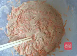 Illustration of how to make carrot and potato pancakes 1