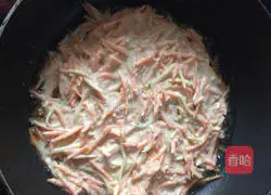 Illustration of how to make carrot and potato pancakes 2