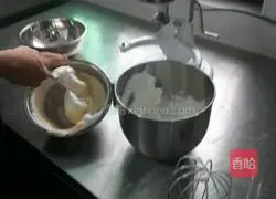 Illustration of how to make chiffon cake 3