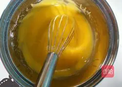 Illustration of how to make meat floss cake rolls 3