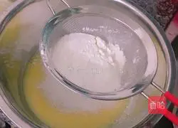 Illustration of how to make chiffon cake base 3