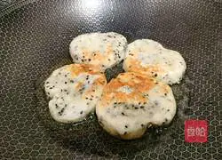 Illustration of how to make black sesame heart-shaped pancakes 14