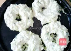 Illustration of how to make egg and zucchini cake 3