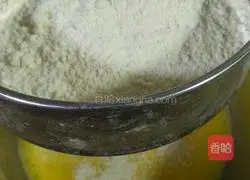 Illustration of how to make raisin cake rolls 5