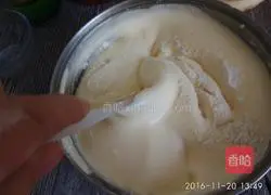 Illustration of how to make orange cream fruit cup cake 11