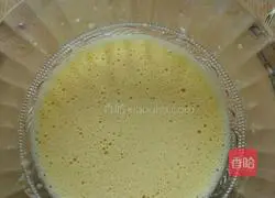 Illustration of how to make raisin and meat floss cake rolls 4