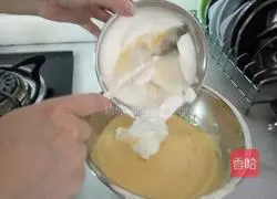 Illustration of how to make chiffon cupcakes 7