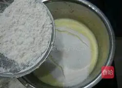 Illustration of how to make eight-inch chiffon cake 3