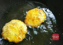 Illustration of how to make golden sesame pumpkin cake 4