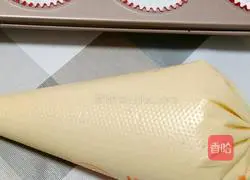 Illustration of how to make raisin crispy muffin cake 11