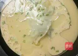 Illustration of how to make green onion fried egg pancake 4