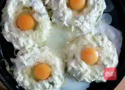 Illustration of how to make egg and zucchini cake 4