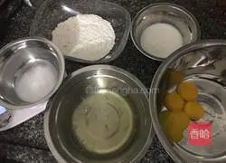 Illustration of how to make chiffon cake base 1
