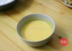 Illustration of how to make meat floss cake rolls 2