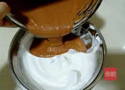 Illustration of how to make cocoa chiffon cake with spray flowers 12