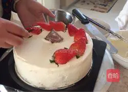 Strawberry Cream Cake Recipe Illustration 4