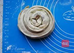 Illustration of how to make shredded leek cake 11