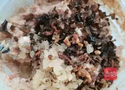 Illustration of how to make fresh meat crispy cake 3