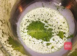 Illustration of how to make matcha trunk cake roll 17