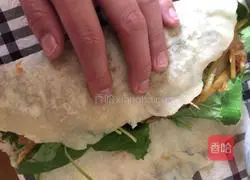 Illustration of how to make potato shredded burritos 9