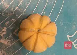 Illustration of how to make Q-shaped pumpkin cake 8