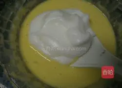 Illustration of how to make eight-inch strawberry chiffon cake 9