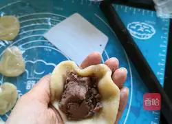 Illustration of how to make four-color lotus paste and egg yolk cake 4