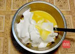 Illustration of how to make cream strawberry cake roll 9