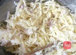 Illustration of how to make onion and potato cakes 3