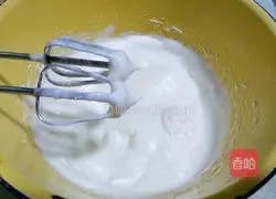 Illustration of how to make pumpkin puree cake rolls 11