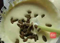 Illustration of how to make raisin and meat floss cake rolls 11