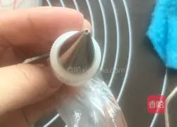 Illustration of how to make the bear and rabbit cake roll 2