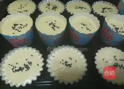 Illustration of how to make raisin and peanut cake 11