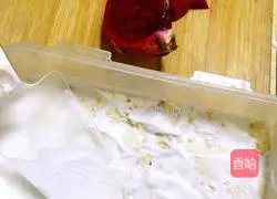 Illustration of how to make dragon fruit cream layer cake box 4