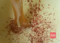 Illustration of how to make red yeast cake roll 5