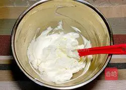 Illustration of how to make cream strawberry cake roll 14