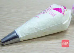 Illustration of how to make the popular Korean strawberry cake roll 6