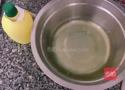 Illustration of how to make chiffon cake base 5