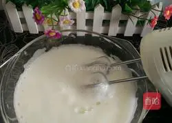 Illustration of how to make a cream birthday cake 8