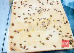 Illustration of how to make raisin cake rolls 15