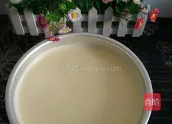 Illustration of how to make a cream birthday cake 13