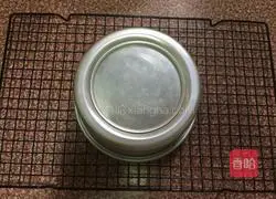 Illustration of making six-inch cocoa chiffon cake 15