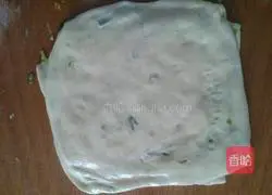 Illustration of how to make scallion pancakes 6