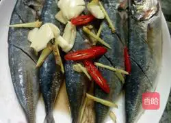 How to pan-fry fish in an electric pancake pan Illustration of how to do it 1