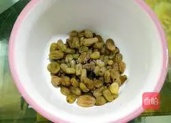 Illustration of how to make raisin cake rolls 2