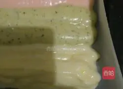 Illustration of how to make colorful cake rolls 12